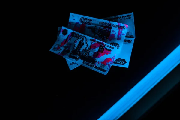 蓝色紫外线闪电对俄罗斯的钱上黑色 — 图库照片