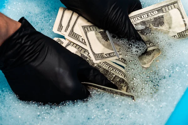 Abgeschnittene Ansicht Eines Mannes Schwarzen Gummihandschuhen Der Dollarnoten Seifenblasen Mit — Stockfoto