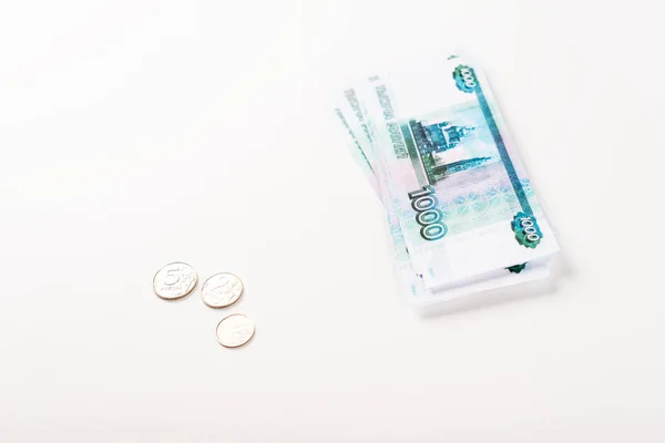 俄罗斯纸币和硬币的顶视图隔离在白色 — 图库照片