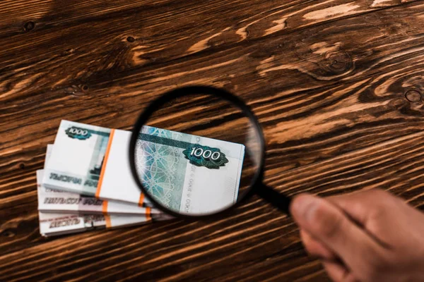 Vista Cortada Homem Segurando Lupa Perto Dinheiro Russo Mesa Madeira — Fotografia de Stock