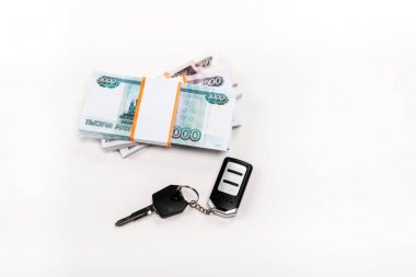 beyaz rus para yığınları yakın anahtarlık ile araba anahtarı üst görünümü 