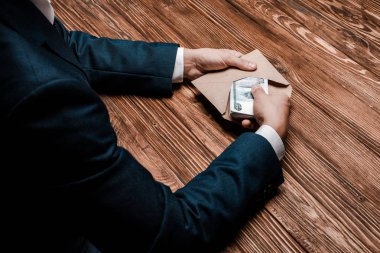 rus para ile zarf tutan işadamı kırpılmış görünümü 
