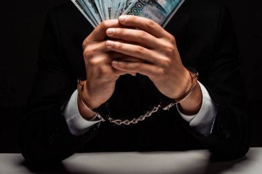 siyah rüşvet tutan kelepçeli işadamı nın kırpılmış görünümü 