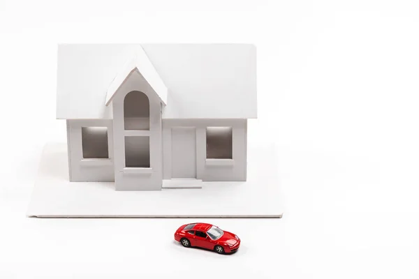 Carro Brinquedo Vermelho Perto Casa Caixa Branco — Fotografia de Stock