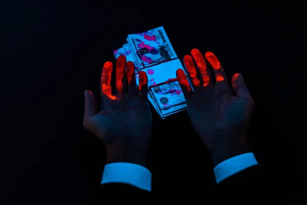 Обрезанный Вид Человека Рядом Российскими Деньгами Ультрафиолетовом Освещении Изолированы Черный — стоковое фото