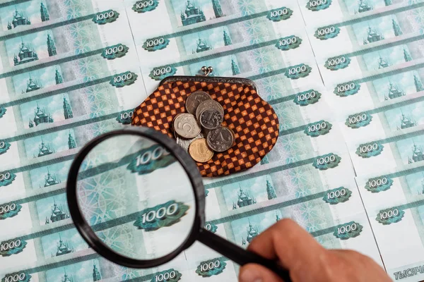 Selectieve Focus Van Man Holding Vergrootglas Buurt Van Munten Geruite — Stockfoto