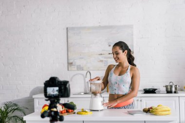 lezzetli smoothie ve dijital kamera ile blender yakın mutlu blogger seçici odak 