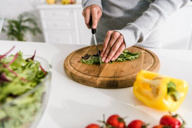 mutfakta salata hazırlayan genç kadının seçici odak noktası 