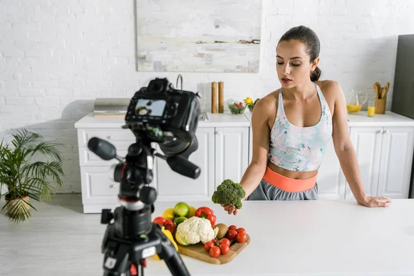 Selektiver Fokus Der Sportlerin Mit Brokkoli Der Nähe Der Digitalkamera — Stockfoto