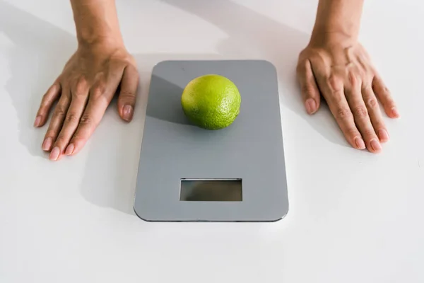 Vista Cortada Mulher Perto Maçã Verde Escalas Alimentos — Fotografia de Stock