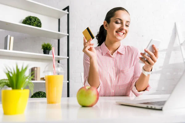 Foco Seletivo Menina Atraente Usando Smartphone Segurando Cartão Crédito — Fotografia de Stock