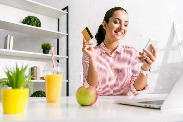 Selektivní Zaměření Přitažlivé Dívky Pomocí Telefonu Smartphone Přidržením Kreditní Karty — Stock fotografie