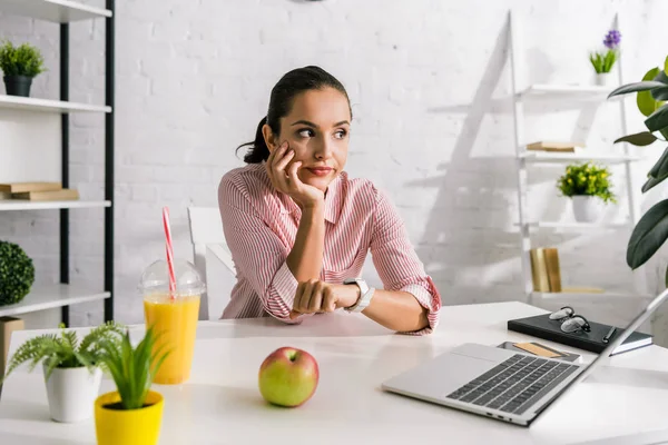 Menina Descontente Perto Laptop Maçã Escritório — Fotografia de Stock