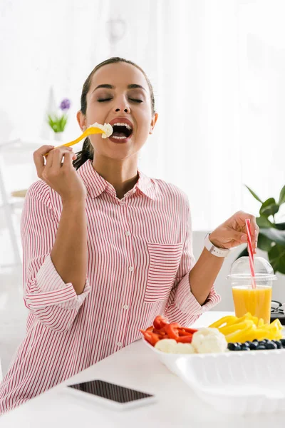 Mujer Feliz Comiendo Sabrosa Verdura Cerca Jugo Naranja Smartphone — Foto de Stock