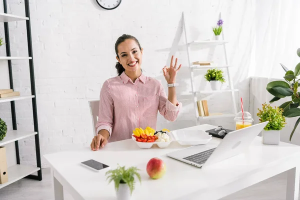 Happy Woman Showing Sign Tasty Vegetables — Stock Photo, Image