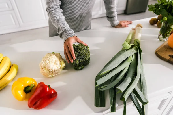 Vista Recortada Mujer Tocando Brócoli Cerca Verduras Sabrosas Mesa —  Fotos de Stock