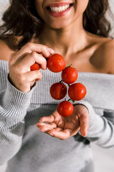 Vista Cortada Mulher Feliz Segurando Tomates Cereja Vermelhos Frescos — Fotografia de Stock