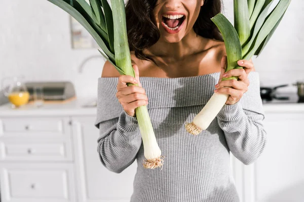 Vue Recadrée Femme Excitée Tenant Poireau Dans Cuisine — Photo