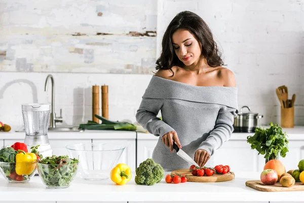 Menina Atraente Segurando Faca Perto Tomates Cereja — Fotografia de Stock