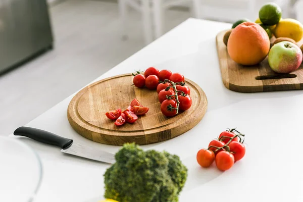 Sabrosos Tomates Rojos Cereza Sobre Tabla Cortar Madera —  Fotos de Stock