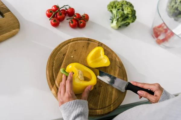 Top Uitzicht Van Vrouw Houden Mes Buurt Van Snijplank Met — Stockfoto