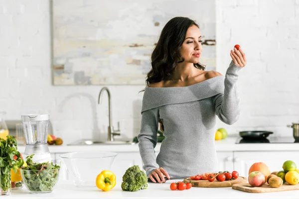 Atractiva Mujer Sosteniendo Tomate Cereza Cerca Verduras — Foto de Stock