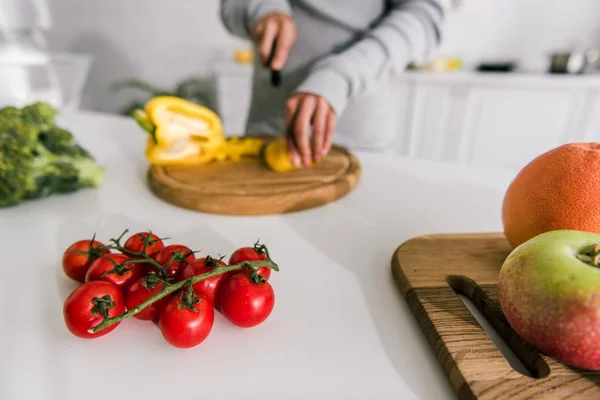 Enfoque Selectivo Tomates Cherry Cerca Manzana Mujer — Foto de Stock