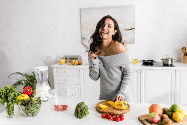 Mulher Feliz Segurando Faca Perto Páprica Amarela — Fotografia de Stock