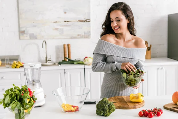 Alegre Joven Mujer Sosteniendo Verdor Mirando Cuenco Con Ensalada —  Fotos de Stock