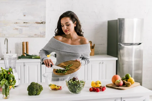 Atractiva Mujer Preparando Ensalada Cocina — Foto de Stock