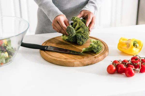 Vista Cortada Mulher Segurando Brócolis Verde Perto Tigela Legumes Frescos — Fotografia de Stock