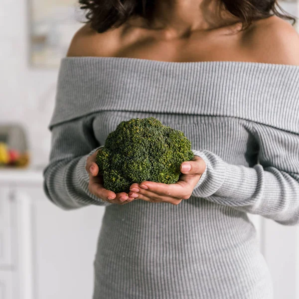 Vista Recortada Mujer Joven Sosteniendo Brócoli Verde Fresco — Foto de Stock