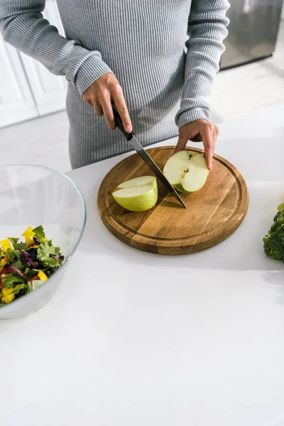 Vista Recortada Mujer Sosteniendo Cuchillo Cerca Mitades Manzana — Foto de Stock