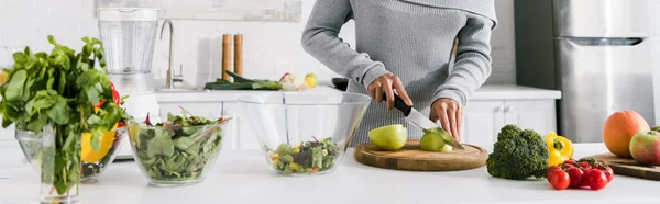 Plano Panorámico Mujer Preparando Ensalada Cocina — Foto de Stock