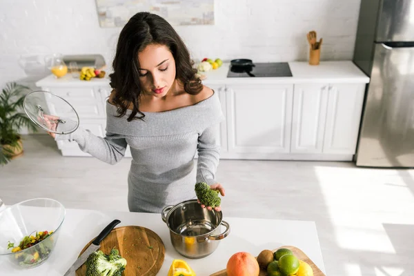 Vue Aérienne Belle Fille Tenant Couvercle Verre Regardant Casserole — Photo