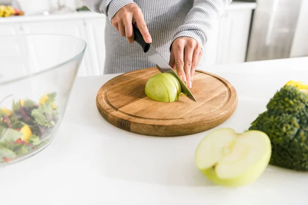 Vista Recortada Niña Corte Manzana Verde Cerca Cuenco Vidrio —  Fotos de Stock