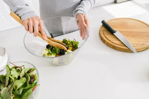Vista Cortada Mulher Segurando Tigela Vidro Com Salada Fresca — Fotografia de Stock