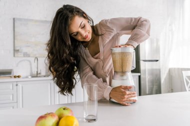 blender lezzetli smoothie hazırlanıyor çekici hamile kadın 