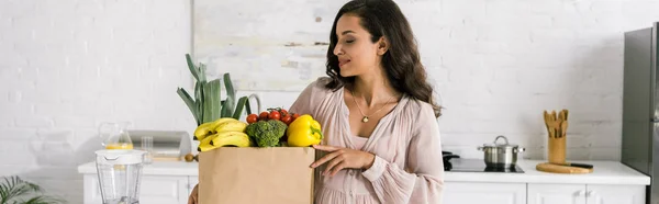 Plano Panorámico Mujer Embarazada Mirando Bolsa Papel Con Comestibles — Foto de Stock