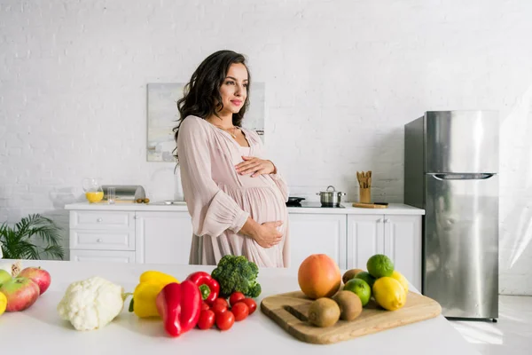 Feliz Embarazada Tocando Vientre Cerca Sabrosa Comida Mesa — Foto de Stock