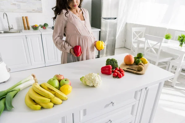 Vista Cortada Mulher Grávida Segurando Páprica Perto Comida Saborosa Mesa — Fotografia de Stock