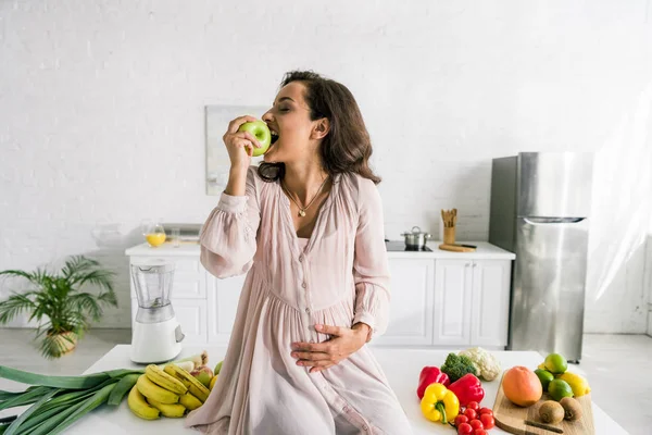 Szczęśliwy Kobieta Ciąży Jedzenia Jabłko Pobliżu Żywności Stole — Zdjęcie stockowe