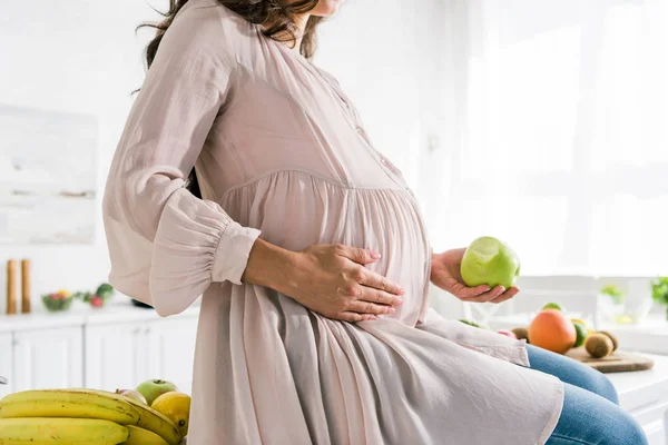 Vista Recortada Mujer Embarazada Sosteniendo Manzana —  Fotos de Stock