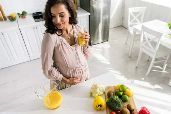 Overhead View Happy Mother Touching Belly Holding Glass Orange Juice — Stock Photo, Image