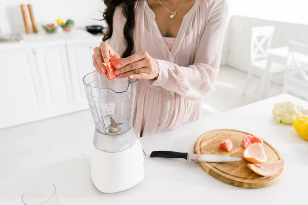 Cropped View Pregnant Woman Putting Sliced Grapefruit Blender — Stock Photo, Image