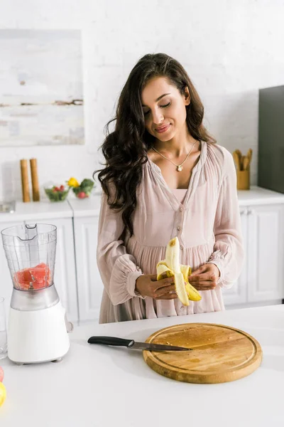 Zwangere Vrouw Peeling Banaan Buurt Van Blender Met Grapefruit — Stockfoto