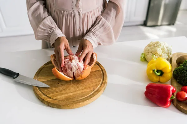 Vista Recortada Joven Embarazada Pelando Pomelo Tabla Cortar — Foto de Stock