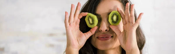 Tiro Panorámico Mujer Feliz Sosteniendo Mitades Kiwi Mientras Cubre Los — Foto de Stock