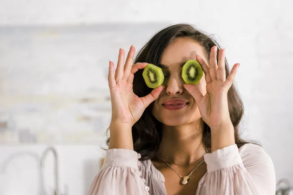 Mulher Feliz Segurando Metades Kiwi Frutas Enquanto Cobre Olhos — Fotografia de Stock