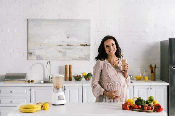 Happy Pregnant Woman Holding Glass Smoothie Table — Stock Photo, Image